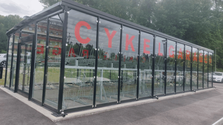 Cykelgaraget i Tullinge – låst och tomt trots höga kostnader
