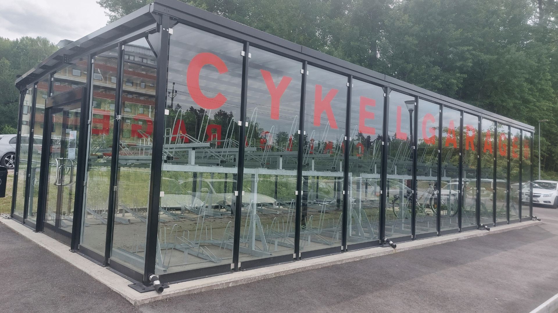 Cykelgaraget i Tullinge – låst och tomt trots höga kostnader