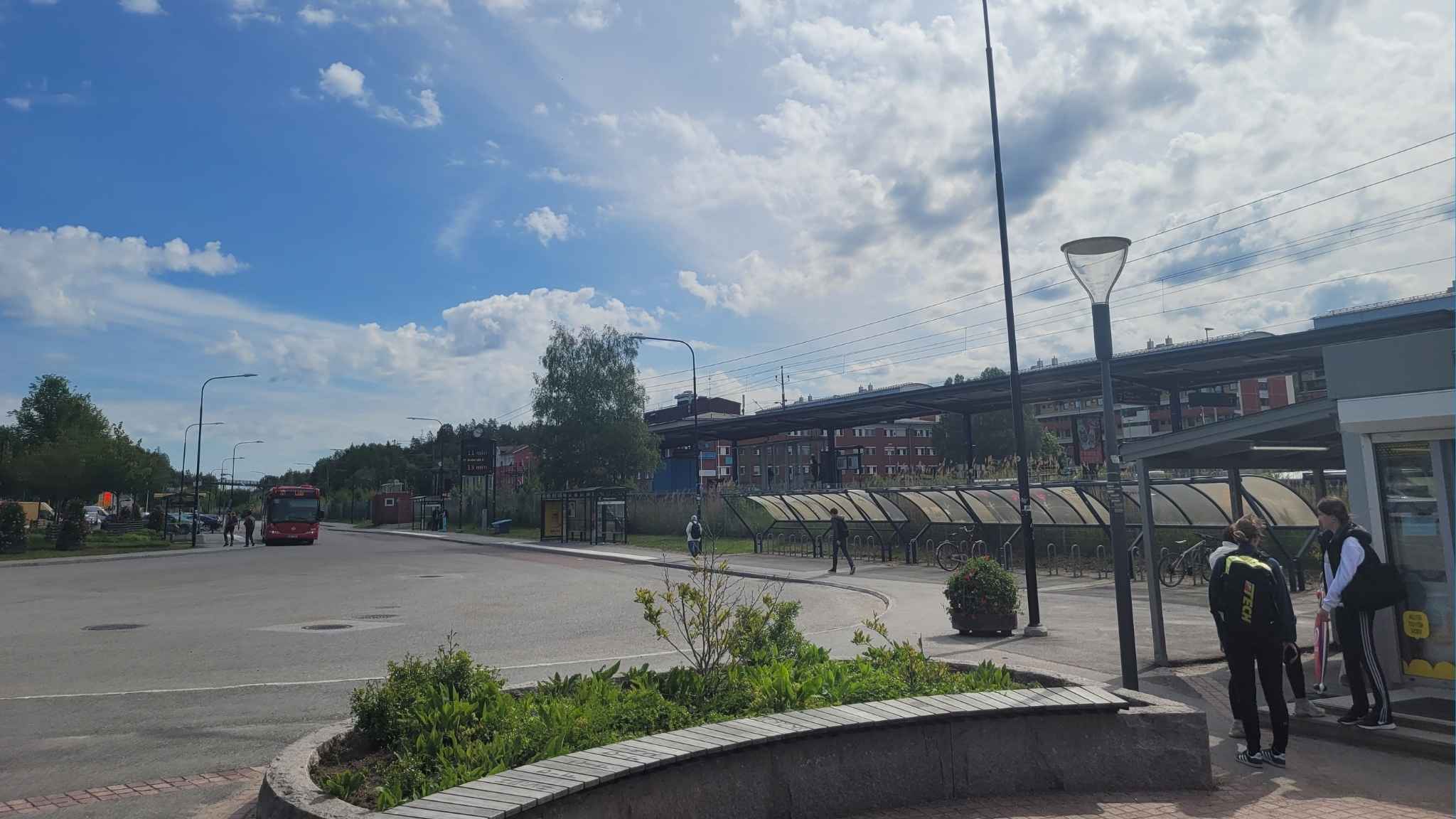 Pendeltåg vid Tullinge station med anslutande busstrafik