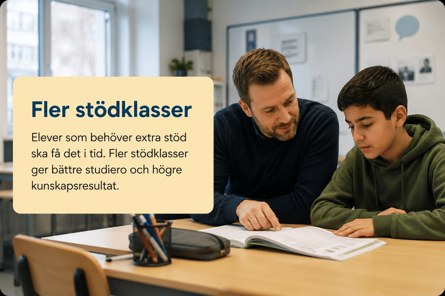Lärare hjälper elev i stödklass i Botkyrka.