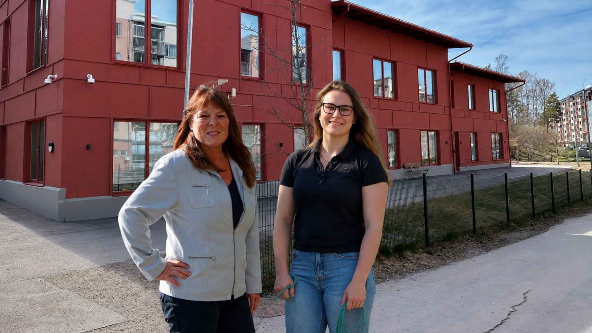 Birgit och Julia framför Banslättsskolan i Tullinge efter kommunens nya inriktning.