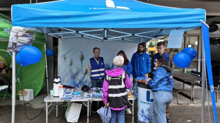Liberalerna Botkyrka möter väljare under valrörelsen 2026